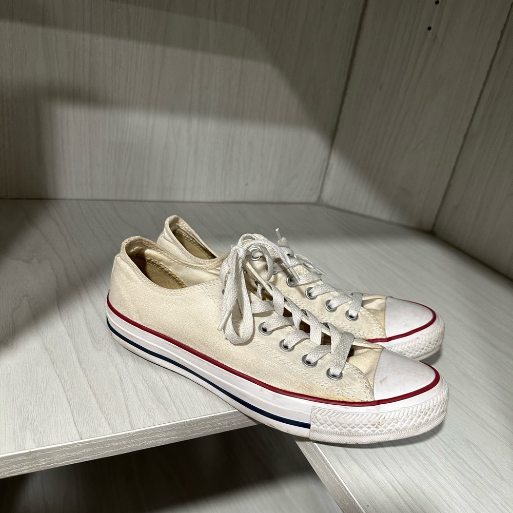 CONVERSE- women’s size 9 (men’s 7)
